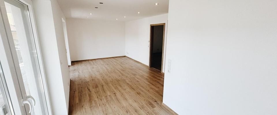 Lichtdurchflutete Wohnung mit Balkon (möbliert) - Foto 1