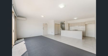 Freshly Updated Two Storey Apartment! - Photo 2