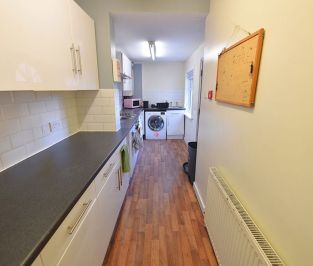 5 bedroom Flat in Mayville Road, Leeds - Photo 2