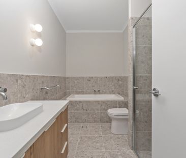 BEAUTIFULLY PRESENTED BRAND NEW HOME! - Photo 6