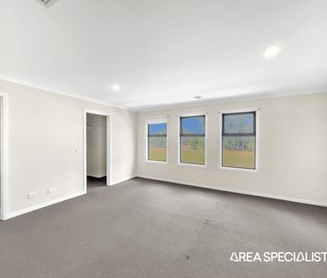 Stylish Double-Storey Family Home in a Prime Cranbourne East Location! - Photo 6