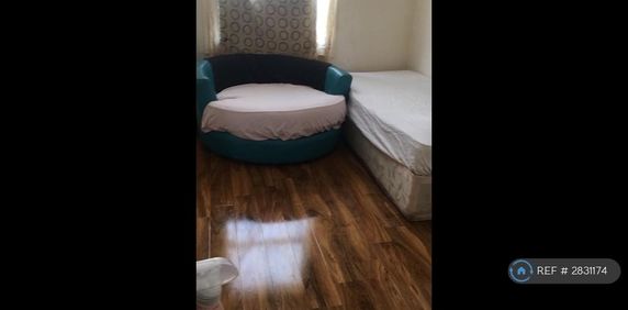 1 bedroom in a flat share to rent - Photo 2