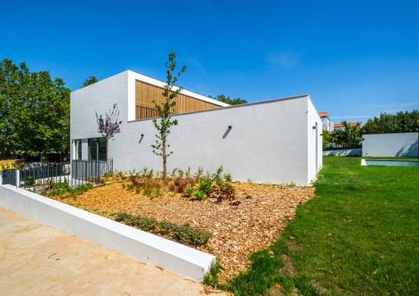 Moradia T6 de arquitetura moderna inserida no Golfe de Oeiras