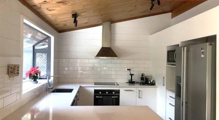Tranquil Family Home Bordering Emlyn Place Reserve - Photo 3