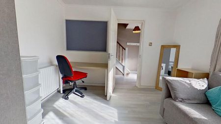 4 bedroom semi-detached house to rent - Photo 4