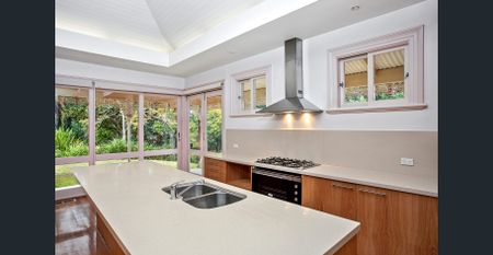 Elegant Family Retreat Just Moments from Sirius Cove & Taronga Zoo - Photo 3