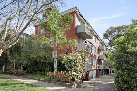 Treetop views and secure garage perched on Rockley Hill – 6-to-9-month lease term only - Photo 3