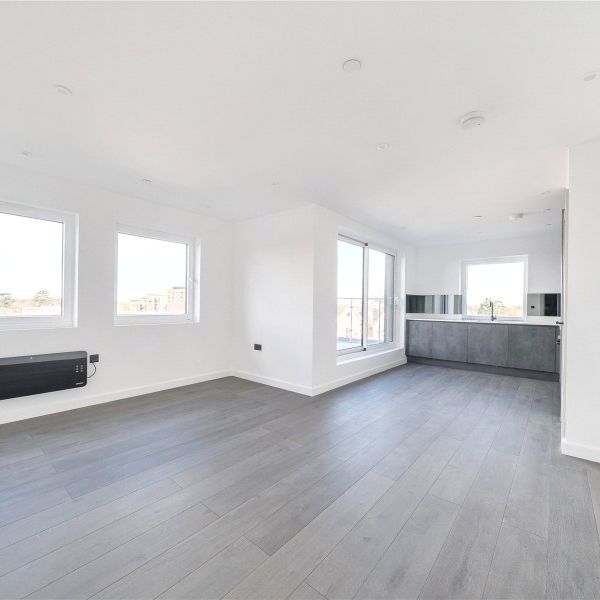 Rosemount Avenue, West Byfleet, Surrey, KT14 - Photo 1