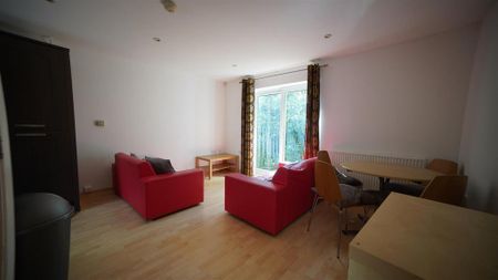 4 bedroom apartment to rent - Photo 3