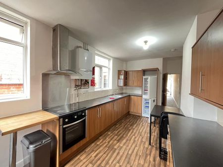 1 bedroom in a house share to rent - Photo 2