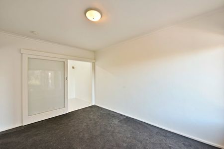 Register to Inspect // Spacious 1-Bedroom Apartment in the Heart of Thornbury - Photo 3