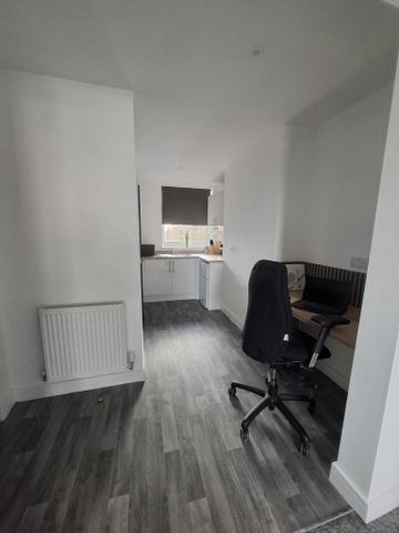 1 bedroom in a house share to rent - Photo 5