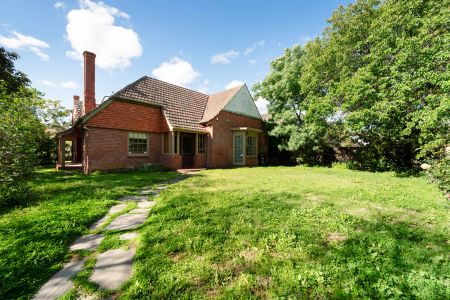 Character Bungalow in Prestigious Heathpool Locale - Photo 2