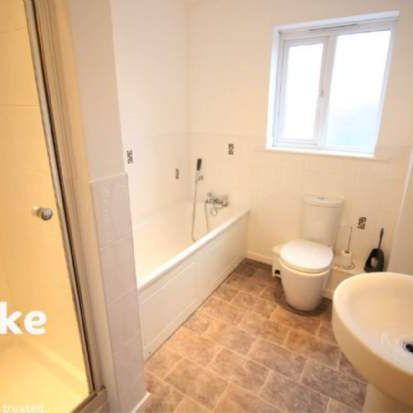 4 bedroom property to rent in Salford - Photo 1