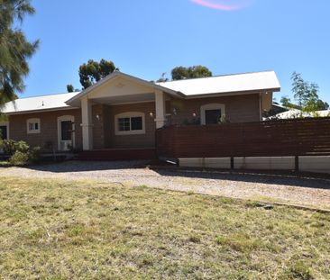 Large Four Bedroom, Two Bathroom Family Home! - Photo 4