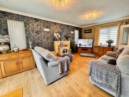 3 bedroom detached house to rent - Photo 3