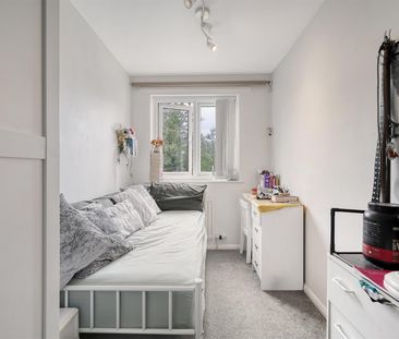 2 Bedroom Flat - Purpose Built - Photo 5