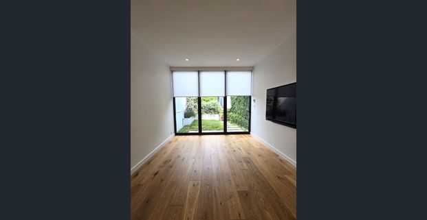 Modern Luxury in a Beautifully Renovated Terrace - Photo 1