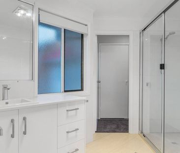 Stylish 2-Bedroom Townhouse with Private Courtyard in Prime Location - Photo 4