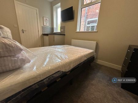 1 bedroom in a house share to rent - Photo 2