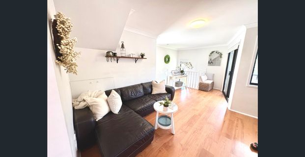 Furnished Tri-Level Home Between Chirn Park & The Broadwater - Photo 1