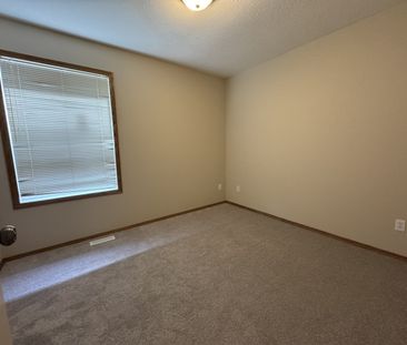 Spacious 3-Bed, 1-Bath Main with Fenced Yard! - Photo 2