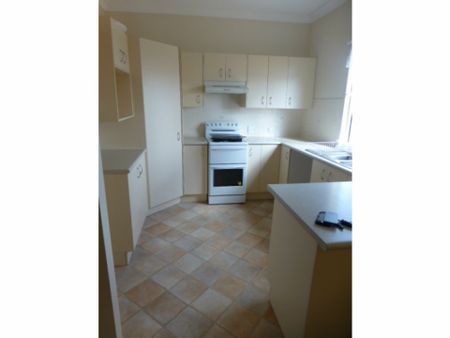 FOUR BEDROOM , TWO BATHROOM HOME - 1 WEEKS FREE RENT ! - Photo 3