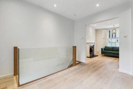 4 bedroom house in Mornington Crescent - Photo 4