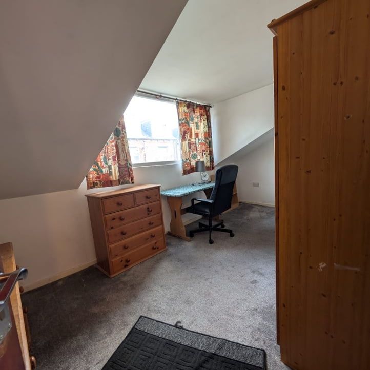 Room in a Shared House, Burley Road, LS4 - Photo 1