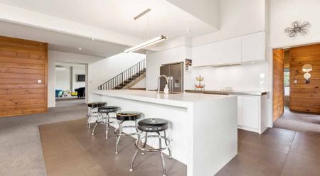 Outstanding Matua Family Home - Photo 2