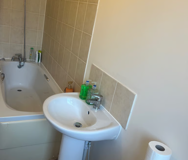 1 bedroom in a house share to rent - Photo 5