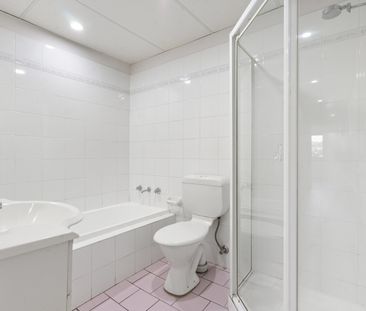 Light Filled 2 Bedroom Unit - Photo 2