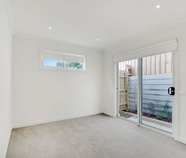 8 Berry Place Seaford VIC - Photo 2