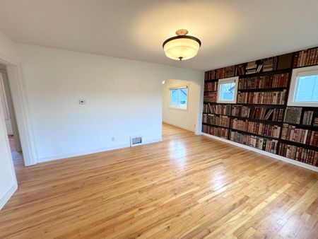 Central – 2 bed, 1 bath House near Downtown - Photo 2