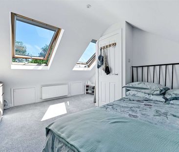 SHORT TERM - An immaculate three bedroom home offered fully furnished - Photo 4