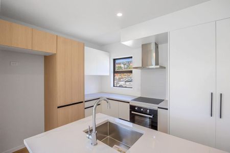 NEW LYNN, 3 BEDROOMS - Photo 3