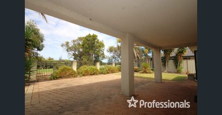 Elegant Double-Storey Home in Prestigious Pelican Point! - Photo 4