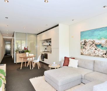 Modern 2-bedroom apartment in prime Woolloomooloo location - Photo 2