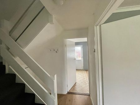 Available now for rent, this end-terraced property in popular Sunnyhill, Derby, has been beautifully redecorated and offers a spacious living room, dining area, fitted kitchen, three bedrooms, and a family bathroom. With laminate flooring, a garden, and parking. - Photo 5