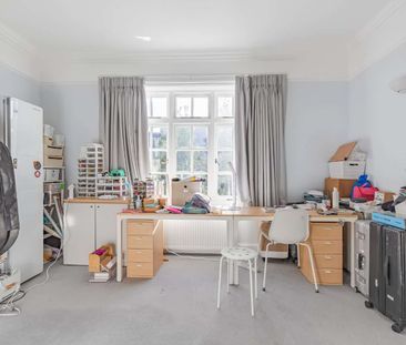 Spacious three bedroom flat in charming period conversion - Photo 5