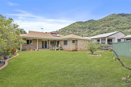 CHARMING FAMILY HOME IN SOUGHT AFTER LOCATION! - Photo 5