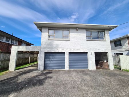 Hobsonville 5 bedrooms, 2 bathrooms - Photo 2