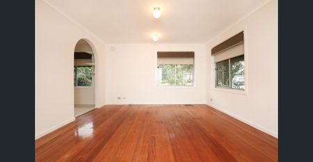 Neat and Tidy house in quiet location close to Transport & Shops! - Photo 4