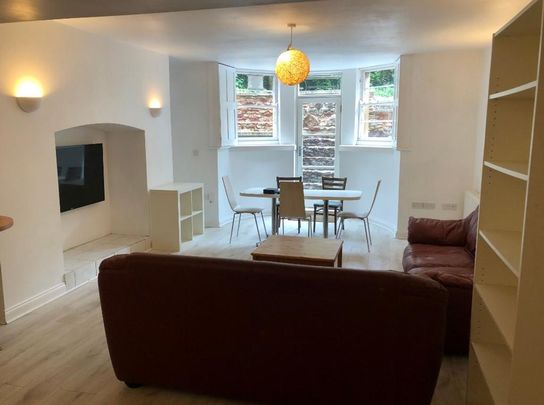 4 bedroom flat to rent - Photo 1