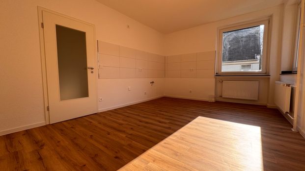 *** Wir modernisieren für Sie! Charmante 2-Zi.-Whg. + Wohnküche + Mansarde am Schlosspark! *** - Foto 1