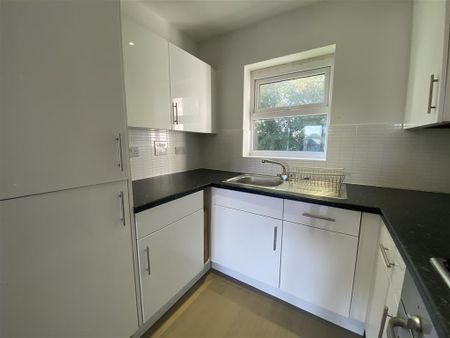 Adrian Close - Photo 4