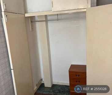 1 bedroom in a flat share to rent - Photo 2