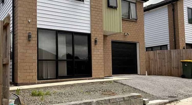 Spacious 5 Bed House in Pukekohe - Photo 1