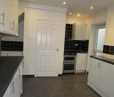 3 bedroom terraced house to rent - Photo 3