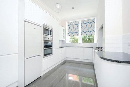 4 bedroom flat to rent - Photo 4